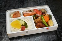 はこ豚ハンバーグを和風ソースでます仕上げ、ソーセージ、焼豚、チキングリル、焼き野菜をつけた贅沢なお弁当です。