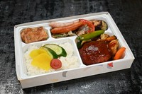 人気のはこ豚ハンバーグに副菜に焼豚、ソーセージ、グリルチキンを付けた少し贅沢なお弁当です。