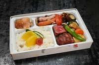 あしたか牛ハンバーグに豪華副菜を付けたお弁当です、