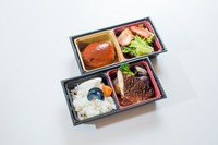 もちぶたハンバーグに、豪華副菜と、魚のグリル、鮪の生ハムサラダ、ご飯の付いた贅沢弁当です。