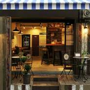 木の風合いを生かした入口のデッキが印象的な店構え。表通りから一歩奥に入った路地裏に佇むビストロです。駅前の喧騒を離れた隠れ家のような雰囲気とオシャレな内装が、デートの気分を盛り上げます。