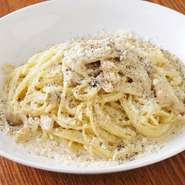フォンドヴォーを加えて深みを出したクリームソースが、パスタにしっかり絡んで美味。ポルチーニの豊かな香りが、さらに味を引き立てます。乾麺のほか、生麺のパッパルデッレを使用することもあります。