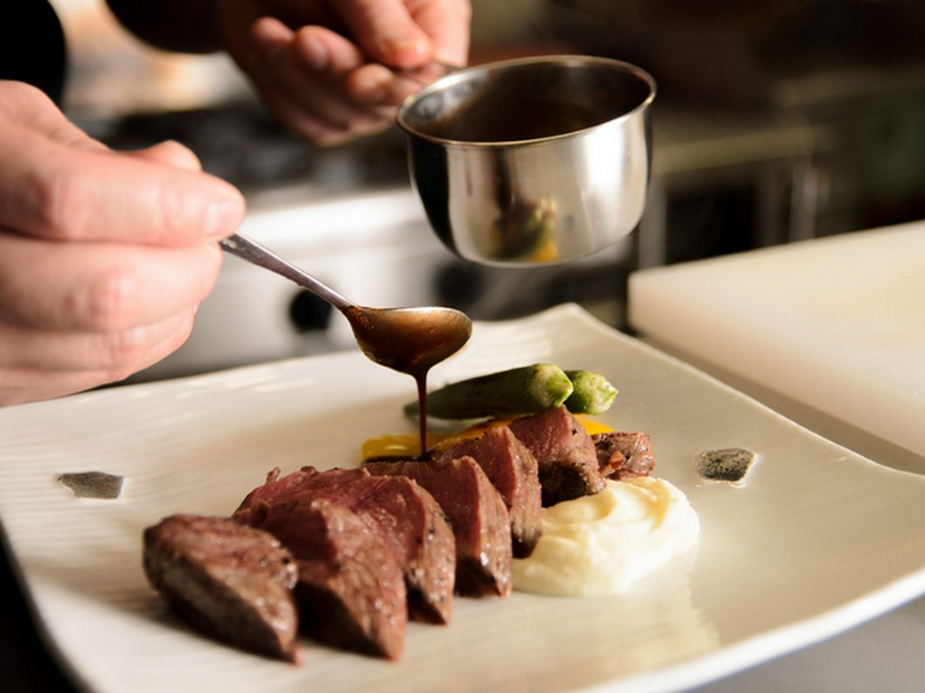 凝縮された肉の旨みを楽しむ『近江牛シンシンのグリル　赤ワインソース』