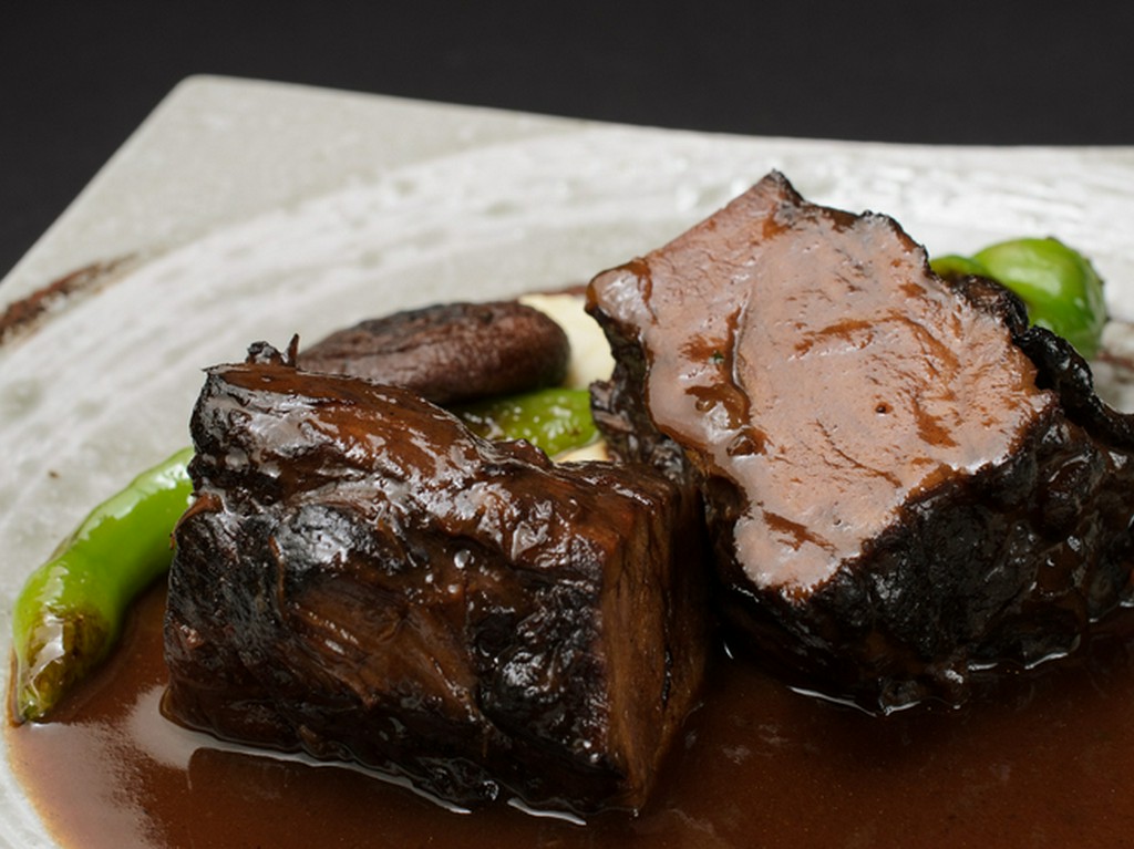 程よく煮込んだ牛肉の柔らかさが絶妙な『近江牛　赤ワイン煮込み』