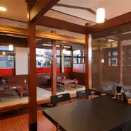 広い駐車場と広々とした居心地のよい店内、そして豊富なメニューは家族連れにおすすめ。足を伸ばしてくつろげる座敷席があるのも、うれしいポイントです。みんなが大好きなラーメンを家族でゆっくりと楽しんで。