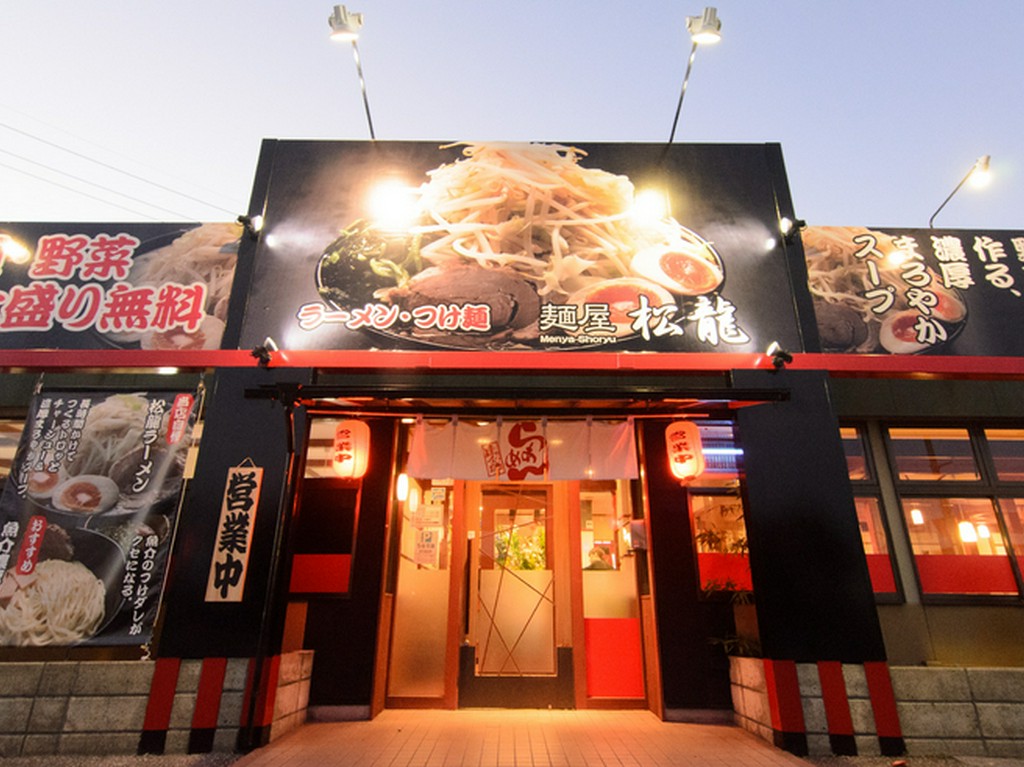 麺と野菜は大盛り無料！　友人同士でにぎやかに楽しめる一軒