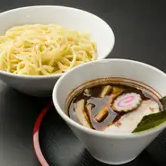 豚骨、鶏ガラ、野菜、鰹、鯖、鯵節をふんだんに使用し熟成、しっかりと煮込んだスープが自慢。もっちりとした太麺とよく絡まり、最後まで美味しくいただけます。（麺の茹で時間に7～8分かかります）