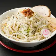 オリジナルの醤油ダレと酸味、スパイスをブレンドした甘辛ダレは太麺ともよく絡み、まったりとした口当たりはなんとも言えません。