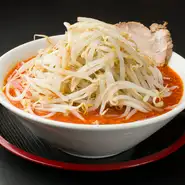豆板醤、甜麺醤、玉葱、にんんくなど多くの野菜をブレンドしたオリジナルの辛味噌ダレと太麺との相性は最高。