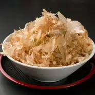 豚骨、鶏ガラを長時間強火で煮込んで仕上げた極旨スープと数種類の節を煮つめ抽出し、マイルドにまとめたタレとのコラボ！　