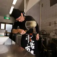 松龍のラーメンは太麺ですので、少々茹で時間を頂戴しております。お待ちいただいている間も居心地よく過ごしていただけるよう、スペースの広い座敷席とテーブル席をご用意。麺、野菜の大盛りはいつでも無料です。