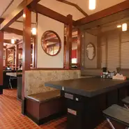 広々とした店内には、座敷席を完備。団体のお客様でもご利用いただけます。駐車場があり、お車でも気軽にお越しいただけます。美味しい一杯をご用意し、皆さまのお越しをお待ちしております！　