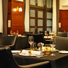 美味しい料理とお酒が、2人の背中をそっと後押し