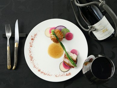 種類豊富なワインで乾杯。料理やシーンに合わせた一本をセレクト