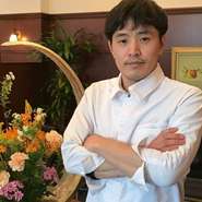 お客様の顔を見て、求められている事を推察。細かな変化や要望にも対応できるよう心がけています。日々相対して仕上げている料理の先に、お客様を見ること。誰かを想う気持ちが、私のおもてなしの第一歩です。