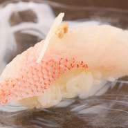 網走が誇るブランド魚「釣キンキ」は、脂がのった美味しい魚。延縄漁法でとられるため、魚体に傷が付きにくく、鮮度が高いのが特徴です。握りでいただくのは、最高級の贅沢。