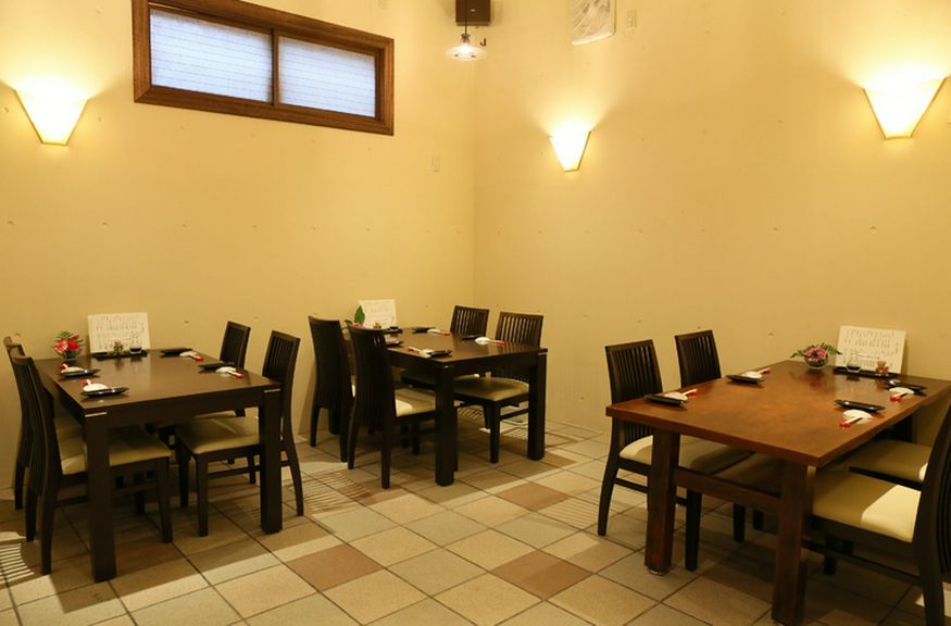 おしゃべりしながら食事を楽しめる、カフェのようなテーブル席