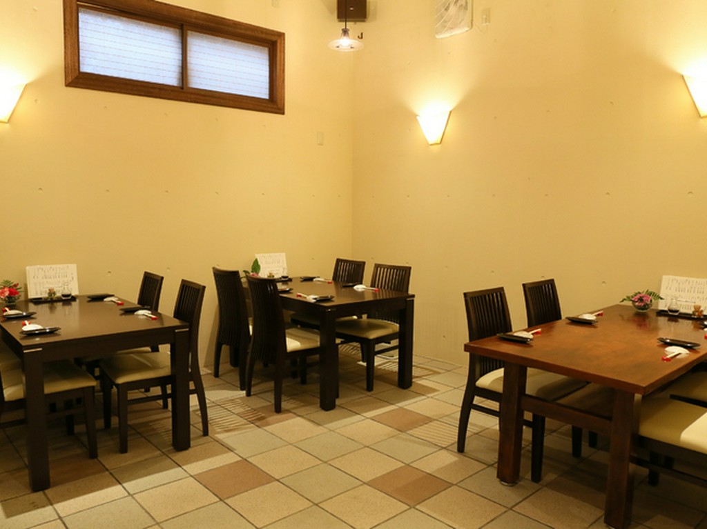 おしゃべりしながら食事を楽しめる、カフェのようなテーブル席