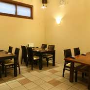 カウンターの奥には、天井が高く、カフェのようなおしゃれなつくりのテーブル席があります。友人、仲間とグループで、会話を交わしながらゆっくり食事ができる空間です。
