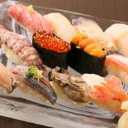 北海道近海の魚介を中心に、その時期の旬の魚介を取り入れた贅沢な一皿。北海道ならではのネタが13貫、おまかせ握りでいただけます。ネタが季節により、様々に変わるのも楽しみの一つ。