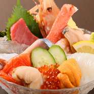 旬のネタを12種類使い、ボリュームたっぷりに仕上げた丼。丼から溢れんばかりに盛り付けられた旬のネタで、ご飯が見えない程です。北海道の海の恵みを味わいつくせる、豪快さが魅力。