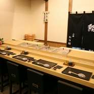 お寿司の醍醐味は、カウンター席が一番！目の前で寿司を握る職人技を見ながら、寿司を食べるプレミアム感
