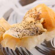 【つぶ貝】
噛めば噛むほど、甘味旨みが出てきて、コリコリとした食感が特長です。
貝好きな人は、鮑よりもつぶ貝の方が美味しいという方も多いです。