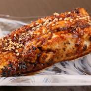 【焼き穴子】
外はカリカリ、フワフワな穴子は、香りも旨みも豊かな味わいです。
〆の一貫にオススメ！