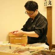 また来たいと思っていただけるような空間づくりに努めています。ネタは、近海物を中心に、毎日目利きをして新鮮な魚を厳選。小樽ならではの旬の魚介を存分に味わってください。