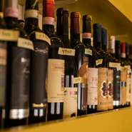 イタリアのすべての州のワインを取り揃え。店内の棚にずらりと並んだワインボトルを前に、頭を悩ませるのも楽しいひととき。迷ったらスタッフに相談できるのも嬉しいところ。