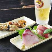 串焼きは千葉県産の地鶏「総州古白鶏」。魚に熟達したオーナー厳選の魚を刺身にした『刺身の盛り合わせ』など、自然の旨味を大事に調理した逸品ぞろい。魚は季節ごとに旬の味を堪能できます。