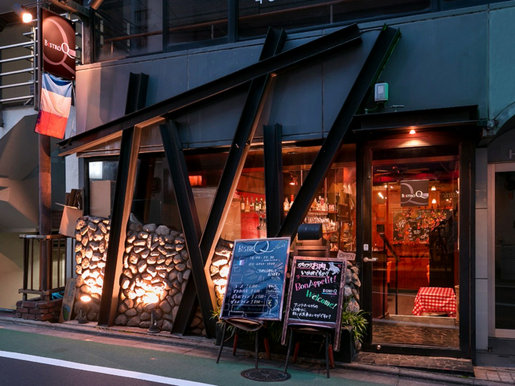 メッセージ入りバースデープレートを持って、シェフがテーブルへ