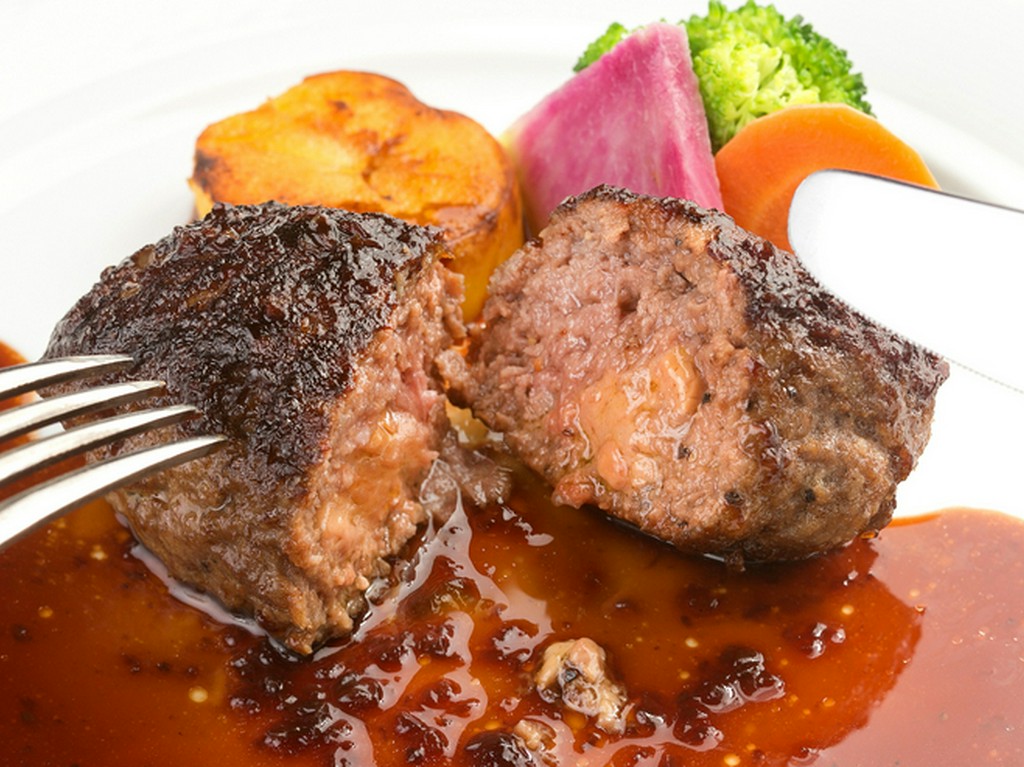 大満足のメイン料理『黒毛和牛ハンバーグ フォアグラ詰め』