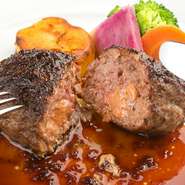 国産黒毛和牛100%のタネの中にフランス産フォアグラを入れ、丁寧に焼き上げたハンバーグ。上質な和牛肉にフォアグラの旨みが加わり、肉好きもうなる一皿です。コースでは肉120g、単品では240gでご提供。