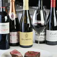肉と相性ぴったりのワインを80種類ほど用意。フランスのほかアメリカ、オーストラリア、ニュージーランドといったニューワールドのワインも揃います。知識豊富なソムリエが好みに合うワインのアドバイスも。