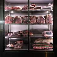 一定の温度と湿度に保った乾燥熟成庫に、巨大な肉の塊がずらり。4週間ほど寝かせることで、旨みと風味が増し、肉質も柔らかく変化します。最もおいしい状態で提供される熟成肉は、一度食べたらやみつきに。