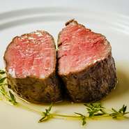 完全放牧により牧草のみで飼育したニュージーランド産ビーフフィレ。美しい赤身肉はジューシーで柔らかく、噛むほどに肉汁が染み出します。余計な味付けをせず、澄ましバターとタイムの香りでシンプルに。