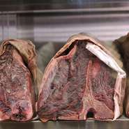 プライムグレードとは、アメリカ農務省の牛肉格付けで最も高い等級のこと。アメリカ産ビーフ全体の約4％しかない希少な牛肉を、徹底管理のもとで約4週間乾燥熟成させ、味と香りを極限まで凝縮させています。