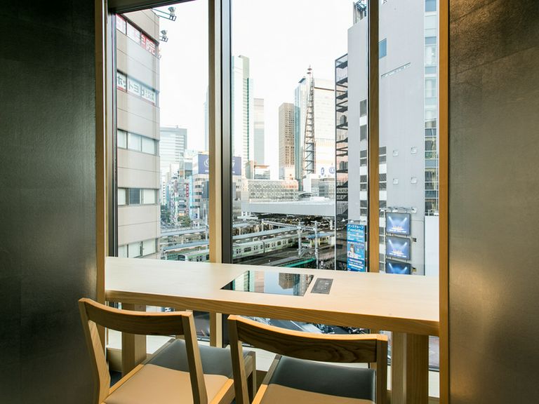 幻想的な夜景を眺めながら、二人だけの充実した時間を満喫