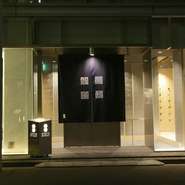京橋駅にほど近く、スタイリッシュな佇まいが一際目を引く【京都瓢喜京橋店】。優雅で上品な雰囲気と、ゲスト一人ひとりに合わせた専任スタッフの温かなおもてなしで、心くつろぐ安らぎの時間を提供してくれます。