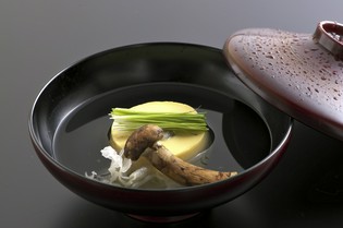 季節の味を召し上がれ。こだわりの出汁で仕上げた「会席料理」