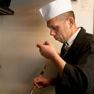 その日仕入れた食材に寄り添い、素材が持つ魅力を最大限に活かす料理を。加えて目の前にいるお客様に最高の料理を提供するのが私流のおもてなし。お客様の満足にお応えできるよう、日々邁進しています。