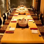 和の落ち着いた佇まいの中、掘りごたつ式の個室で周りの目を気にせず、ゆったりと寛げます。七五三や婚礼の顔合わせ、記念日などご家族のお祝い事にもおすすめ。また、ビジネスでの接待、宴会に幅広く利用できます。