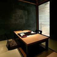 和のしつらえが素敵な高級感あふれる個室で、美味しい料理とお酒を楽しめば、思わず会話も弾みます。ワインやカクテルなどお酒の種類も豊富。2人の記念日が、記憶に残る忘れられない一日になるはずです。
