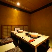 掘り炬燵個室もしくはテーブル席でご案内が可能です。周りの目を気にせずお食事をお楽しみいただけます。ご接待はもちろん、ご宴会にもご利用ください。