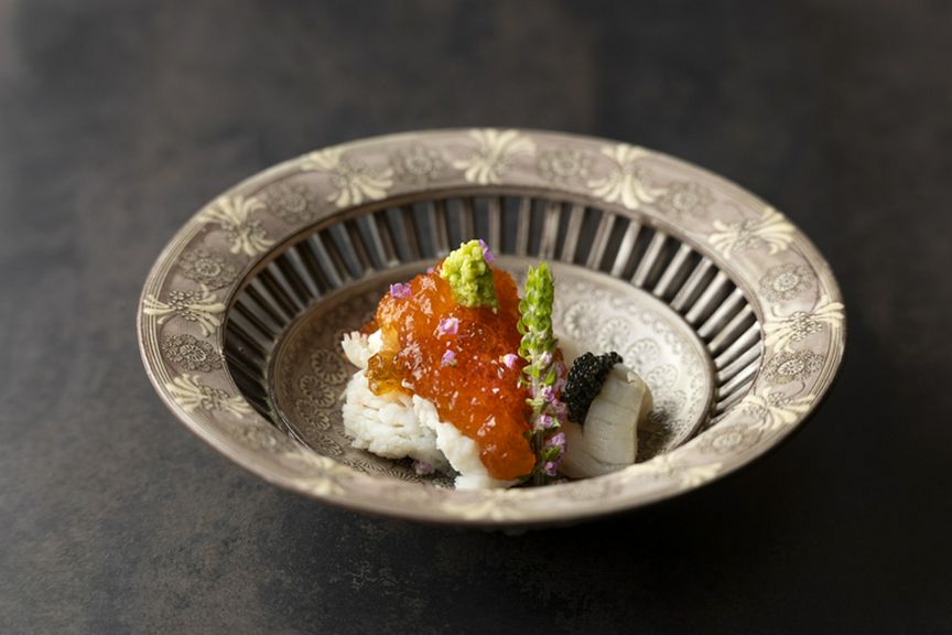 選りすぐりの四季の食材を使った料理をコースで