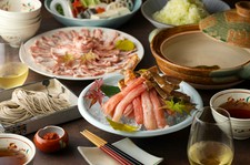 ずわい蟹と豚の出汁しゃぶに季節の料理が付いたコースに、乾杯に青竹酒、食後の抹茶、お土産に漆塗り箸付