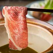 神戸牛と近江牛、ずわい蟹の出汁しゃぶに季節の料理が付いたコースに、抹茶、お土産付