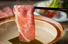 神戸牛と銘柄豚、超特大ずわい蟹の出汁しゃぶに季節の料理が付いたコースに、青竹酒、抹茶、お土産付
