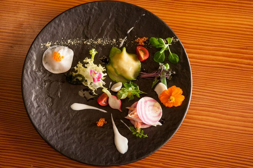 絵画を思わせる自然体で美しい盛り付け